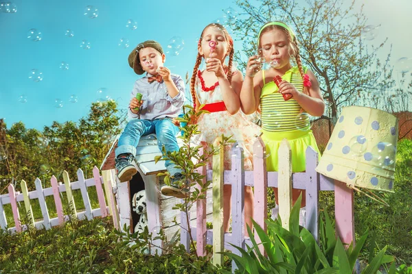 Crianças no jardim de verão — Fotografia de Stock