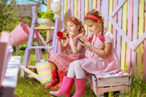 Kinderen met plezier in de tuin — Stockfoto