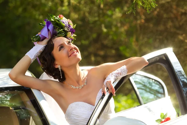 Pretty Bride next to a car — Stock Photo, Image