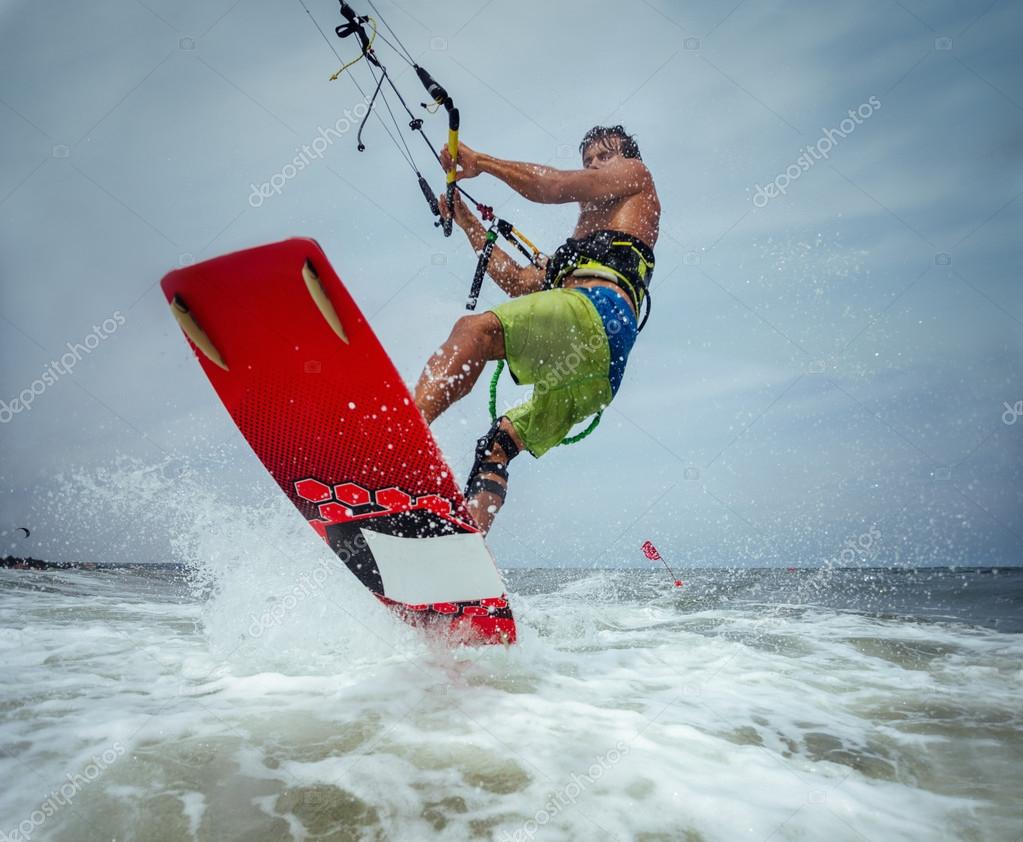 Kitesurf freestyle bij zonsondergang ⬇ Stockfoto, rechtenvrije foto door © korolOK 109958702