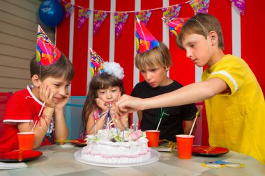 Çocukların doğum günü partisi var.
