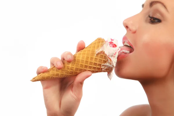 Femme manger de la crème glacée — Photo