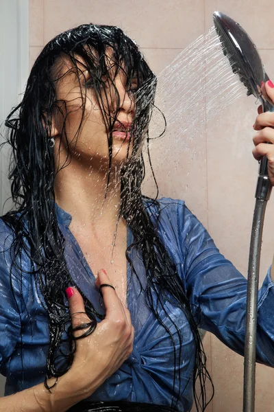Жінка приймає душ у ванній — стокове фото
