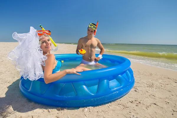 Onlangs getrouwde paar genieten op het strand — Stockfoto