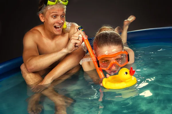 Jeune couple est agréable dans la piscine — Photo