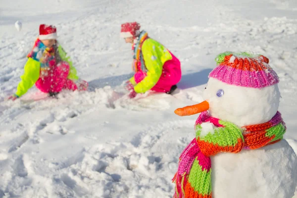 Pupazzo di neve e giovani donne — Foto Stock