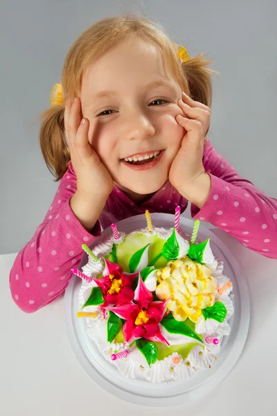 Bambina con torta di compleanno — Foto Stock