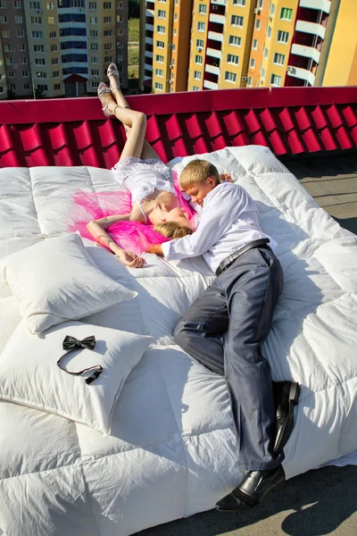 Wedding shot of bride and groom — Stock Photo, Image