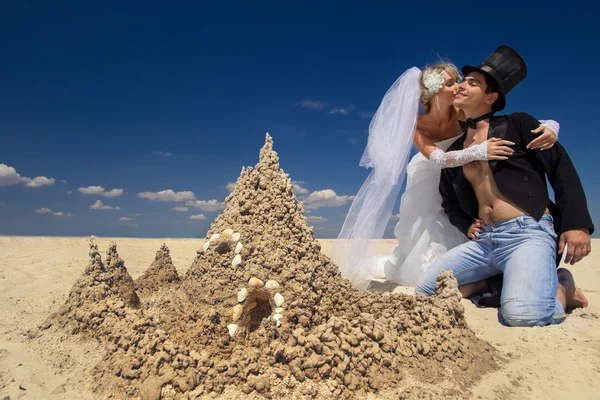 Casal recém-casado desfrutando na praia — Fotografia de Stock