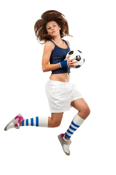 Дівчина стрибає з футбольним м'ячем — стокове фото