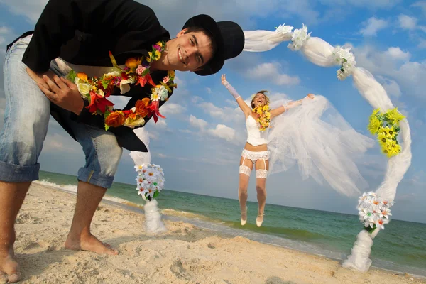 Jonggehuwde paar in Hawaiian Hula — Stockfoto