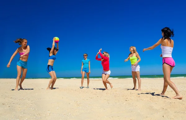 Girls playing volleyball — Stock Photo, Image