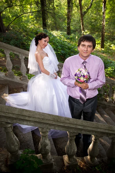 Жених и невеста улыбаются — стоковое фото