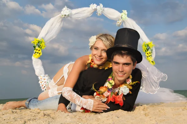 Newlywed para w Hawajskie Hula — Zdjęcie stockowe