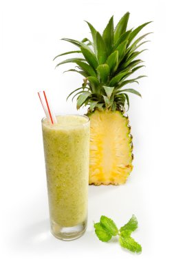 Bardakta ananas suyu