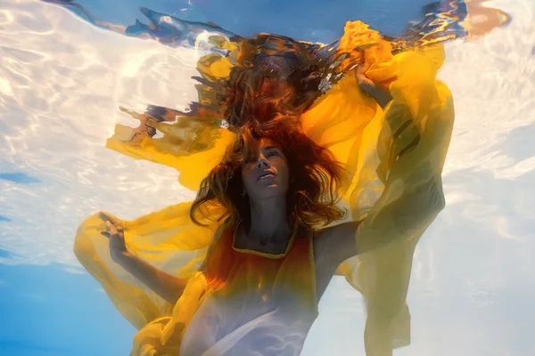 Jeune femme sous l'eau — Photo