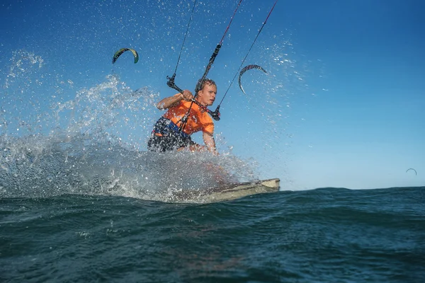 Kitesurf freestyle homem — Fotografia de Stock