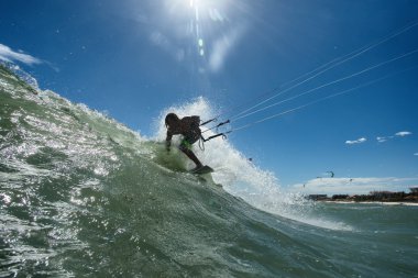 Dalga sürme Kitesurfer