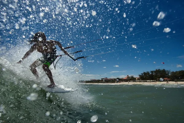 Kitesurfer cavalgando a onda — Fotografia de Stock