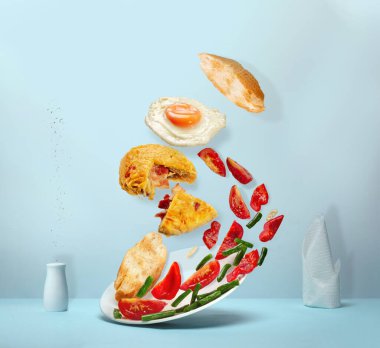 Pastırma, salata, baget ve açık mavi arka planda kızarmış yumurta ile doldurulmuş patatesli gözleme.