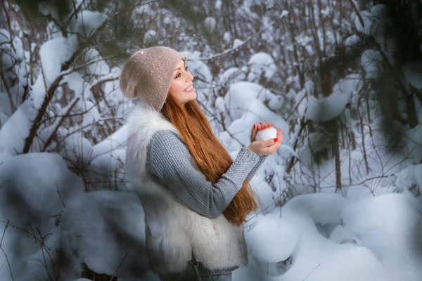 Donna Attraente Divertirsi Con Palla Neve Nel Parco Invernale Idea — Foto Stock