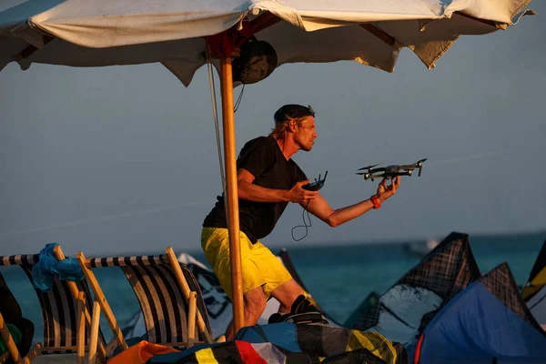 Homem Com Drone Controlador Remoto Nas Mãos Praia Cara Tirando — Fotografia de Stock