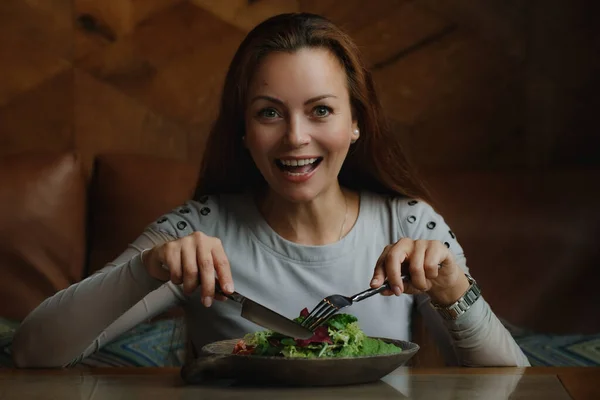Lächelnde Frau Isst Grünen Gesunden Und Schmackhaften Öko Salat — Stockfoto