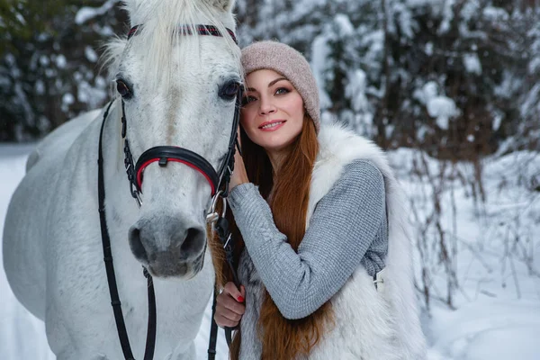 Donna Che Tiene Suo Cavallo Bianco Nella Foresta Invernale — Foto Stock