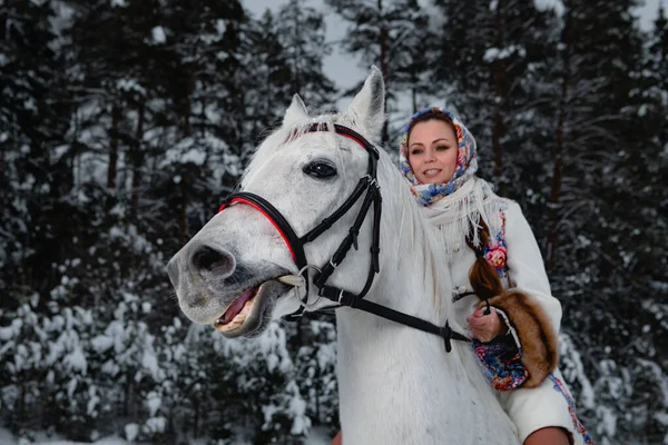 Bojar Žena Drží Svého Koně Soustředit Tvář Koně — Stock fotografie