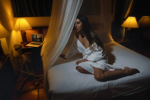 Schöne Mädchen Bademantel Liegt Auf Einem Bett Mit Baldachin Schlafzimmer — Stockfoto