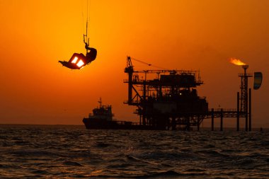 Ekstrem Spor Uçurtması Açıklar Jack Up Rig 'e karşı Sunset Tim' de Denizin Ortasında