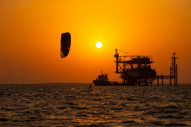Ekstrem Spor Uçurtması Açıklar Jack Up Rig 'e karşı Sunset Tim' de Denizin Ortasında
