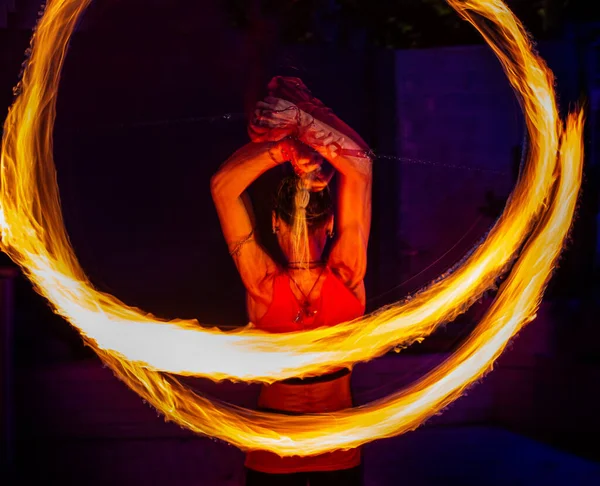 Junge Frau Mit Feuerventilatoren Zeigt Feuershow — Stockfoto