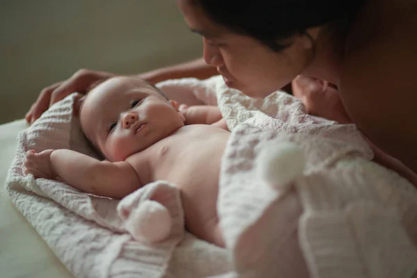 Happy Young Father Babysitting His Baby Girl Home Close Face — Stock Photo, Image