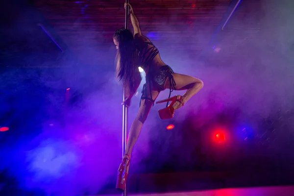 Polonais Danseur Performant Sur Fond Couleur Fumé — Photo