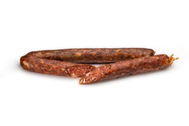 Beyaz arka planda izole edilmiş domuz yağıyla tütsülenmiş sosislerin yakın çekimi