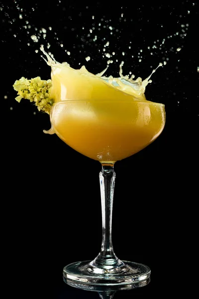 Alkoholcocktail Daiquiri Med Mango Mango Margarita Frappe Med Stänk Svart — Stockfoto