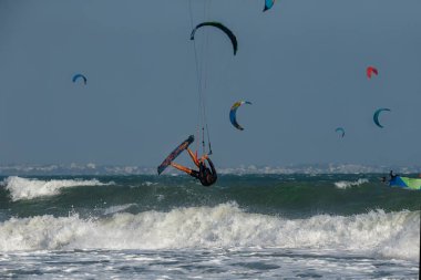 Güney Çin denizinin dalgalarında uçurtma uçuyor, Vietnam. Kitesurfing, Kiteboard aksiyon fotoğrafları Kitesurfer iş başında