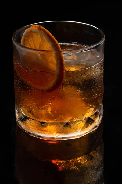 Алкогольный Коктейль Старомодный Коктейль Апельсиновым Ломтиком Куском Сахара Черном Фоне — стоковое фото