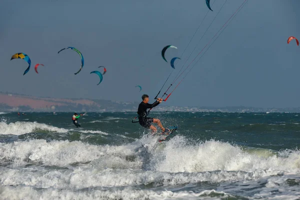 Kitesurfing Vlnách Jihočínského Moře Vietnam Kitesurfing Kiteboarding Akční Fotky Kitesurfer — Stock fotografie