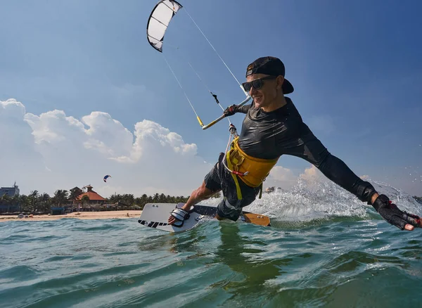 Vlieger Surfer Paardrijden Een Kiteboard Zee Met Plons — Stockfoto