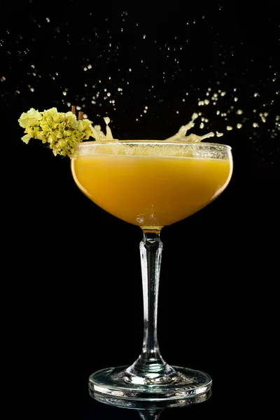 Alkoholcocktail Daiquiri Med Mango Mango Margarita Frappe Med Stänk Svart — Stockfoto