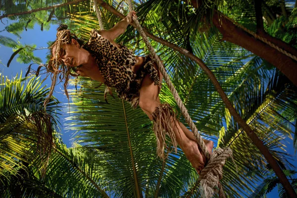 Giovane Donna Pelliccia Leopardo Che Oscilla Una Corda Nella Giungla — Foto Stock