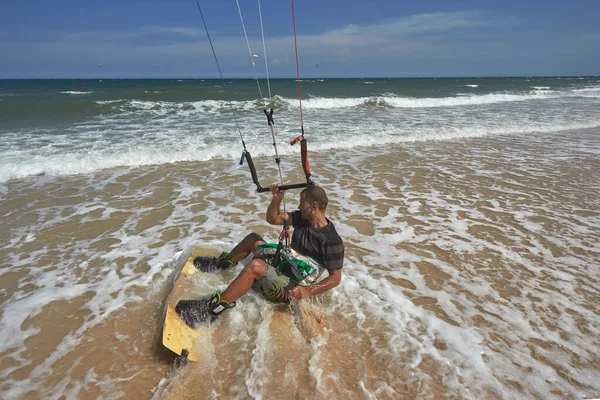 Kite Surfer Ιππεύοντας Ένα Kiteboard Στη Θάλασσα Βουτιά — Φωτογραφία Αρχείου