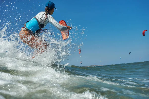 Kite Surfer Vrouw Springt Met Kiteboard Overgang Kotst Het Bord — Stockfoto