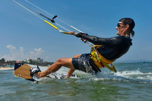 Kite Surfista Salta Com Kiteboard Transição Joga Bordo — Fotografia de Stock