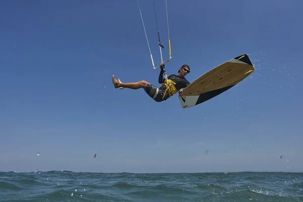Kite Surfer Rjumps Met Kiteboard Overgang Gooit Het Bord — Stockfoto