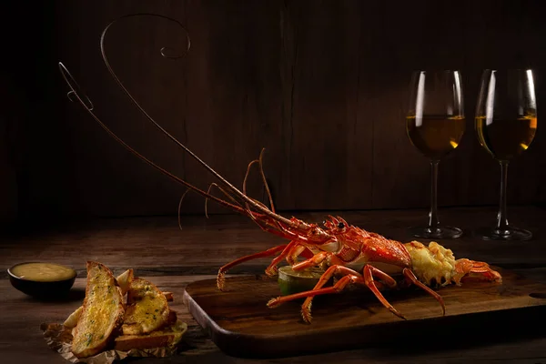 Dîner Romantique Pour Deux Homard Rouge Avec Croûtons Sauce Deux Photos De Stock Libres De Droits