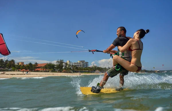 Joli Couple Sur Une Planche Cerf Volant Femme Chevauchant Sur Image En Vente