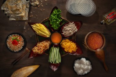 Lau 'nun üst görüntüsü. Domuz eti, muz çiçeği, mango, tuzlanmış balık, omlet, pirinç eriştesi ve pirinç keki, Vietnam mutfağı.
